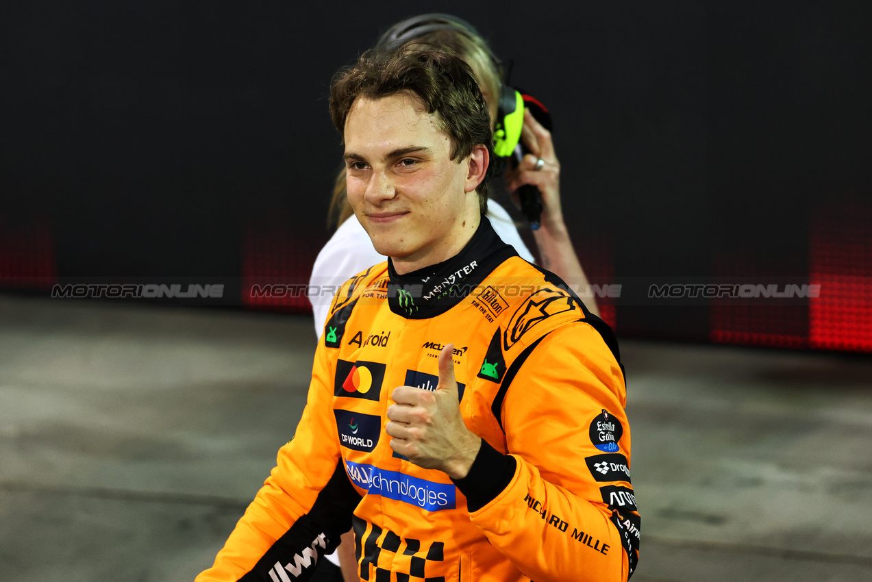 GP BAHRAIN, Oscar Piastri (AUS) McLaren celebrates his pole position in qualifying parc ferme.

12.04.2025. Formula 1 World Championship, Rd 4, Bahrain Grand Prix, Sakhir, Bahrain, Qualifiche Day.

- www.xpbimages.com, EMail: requests@xpbimages.com © Copyright: Batchelor / XPB Images