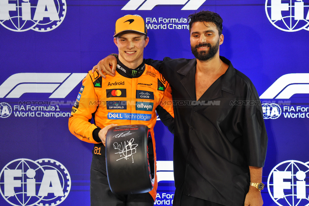GP BAHRAIN, (L to R): Oscar Piastri (AUS) McLaren is presented with the Pirelli Pole Position Award in qualifying parc ferme by R3hab (NLD) DJ e Record Producer.

12.04.2025. Formula 1 World Championship, Rd 4, Bahrain Grand Prix, Sakhir, Bahrain, Qualifiche Day.

- www.xpbimages.com, EMail: requests@xpbimages.com © Copyright: Batchelor / XPB Images