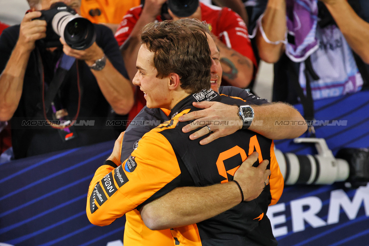 GP BAHRAIN, Oscar Piastri (AUS) McLaren celebrates his pole position in qualifying parc ferme with Zak Brown (USA) McLaren Executive Director.

12.04.2025. Formula 1 World Championship, Rd 4, Bahrain Grand Prix, Sakhir, Bahrain, Qualifiche Day.

- www.xpbimages.com, EMail: requests@xpbimages.com © Copyright: Batchelor / XPB Images
