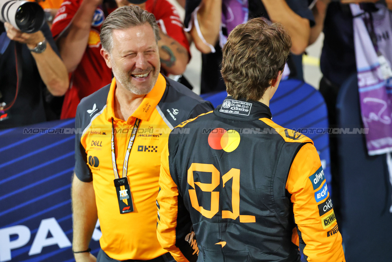 GP BAHRAIN, Oscar Piastri (AUS) McLaren celebrates his pole position in qualifying parc ferme with Zak Brown (USA) McLaren Executive Director.

12.04.2025. Formula 1 World Championship, Rd 4, Bahrain Grand Prix, Sakhir, Bahrain, Qualifiche Day.

- www.xpbimages.com, EMail: requests@xpbimages.com © Copyright: Batchelor / XPB Images