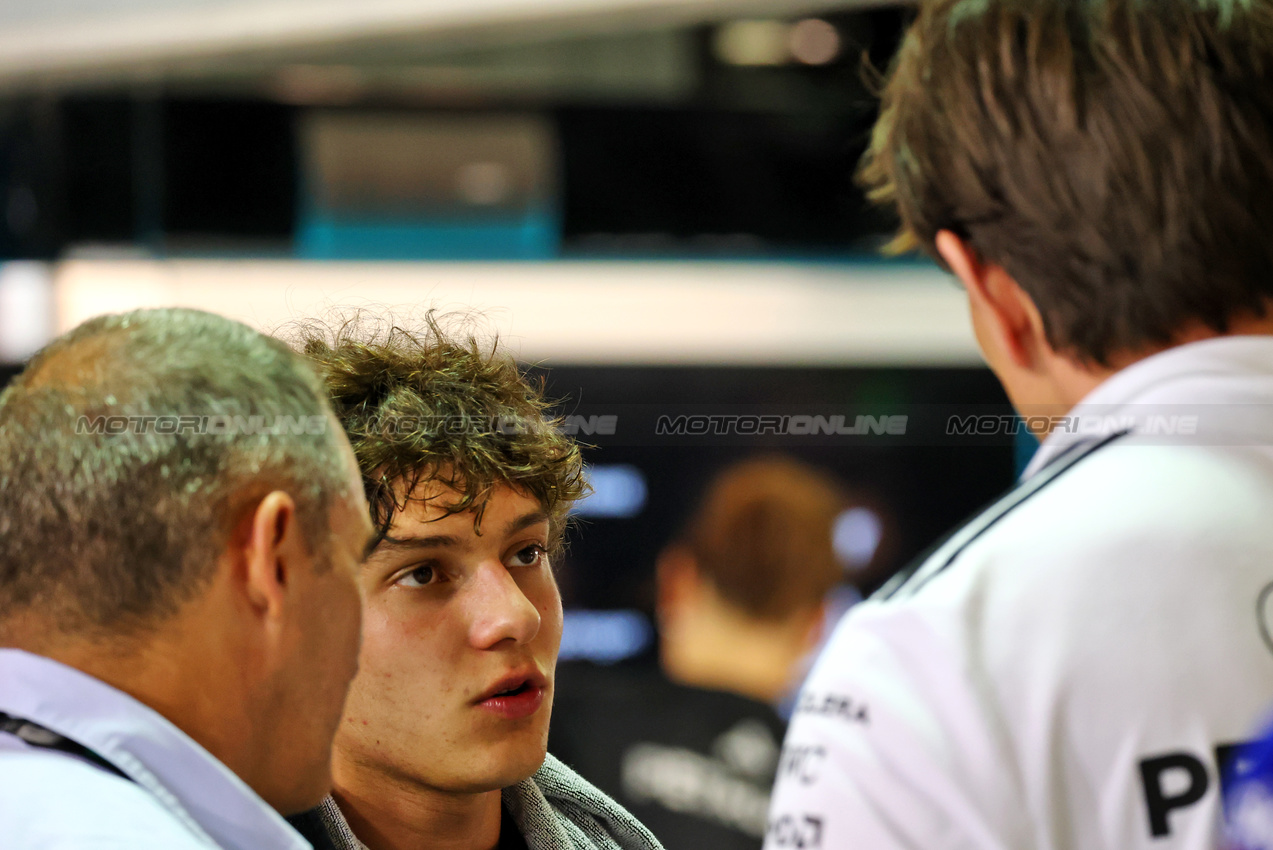 GP BAHRAIN, Andrea Kimi Antonelli (ITA) Mercedes AMG F1 (Centre) with Toto Wolff (GER) Mercedes AMG F1 Shareholder e Executive Director (Right) e his father Marco Antonelli (ITA).

12.04.2025. Formula 1 World Championship, Rd 4, Bahrain Grand Prix, Sakhir, Bahrain, Qualifiche Day.

- www.xpbimages.com, EMail: requests@xpbimages.com © Copyright: Batchelor / XPB Images