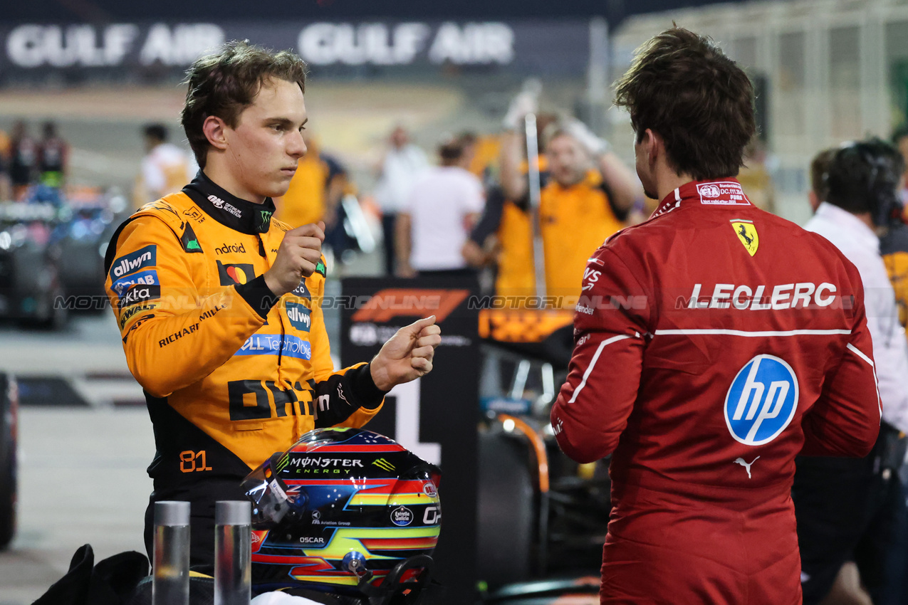 GP BAHRAIN, Oscar Piastri (AUS), McLaren e Charles Leclerc (FRA), Ferrari 
12.04.2025. Formula 1 World Championship, Rd 4, Bahrain Grand Prix, Sakhir, Bahrain, Qualifiche Day.
- www.xpbimages.com, EMail: requests@xpbimages.com © Copyright: Charniaux / XPB Images