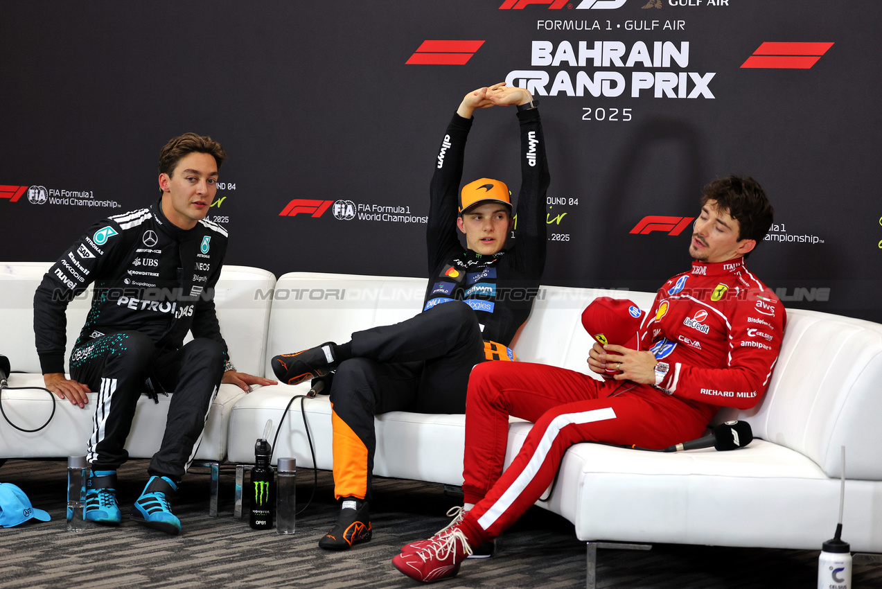 GP BAHRAIN, (L to R): George Russell (GBR) Mercedes AMG F1; Oscar Piastri (AUS) McLaren; e Charles Leclerc (MON) Ferrari, in the post qualifying FIA Press Conference.

12.04.2025. Formula 1 World Championship, Rd 4, Bahrain Grand Prix, Sakhir, Bahrain, Qualifiche Day.

- www.xpbimages.com, EMail: requests@xpbimages.com © Copyright: Moy / XPB Images