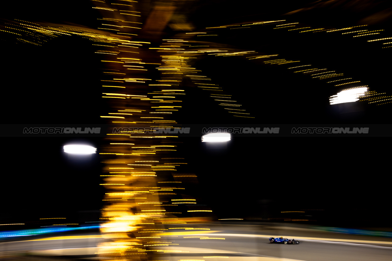 GP BAHRAIN, Carlos Sainz (ESP) Atlassian Williams Racing FW46.

12.04.2025. Formula 1 World Championship, Rd 4, Bahrain Grand Prix, Sakhir, Bahrain, Qualifiche Day.

- www.xpbimages.com, EMail: requests@xpbimages.com © Copyright: Bearne / XPB Images