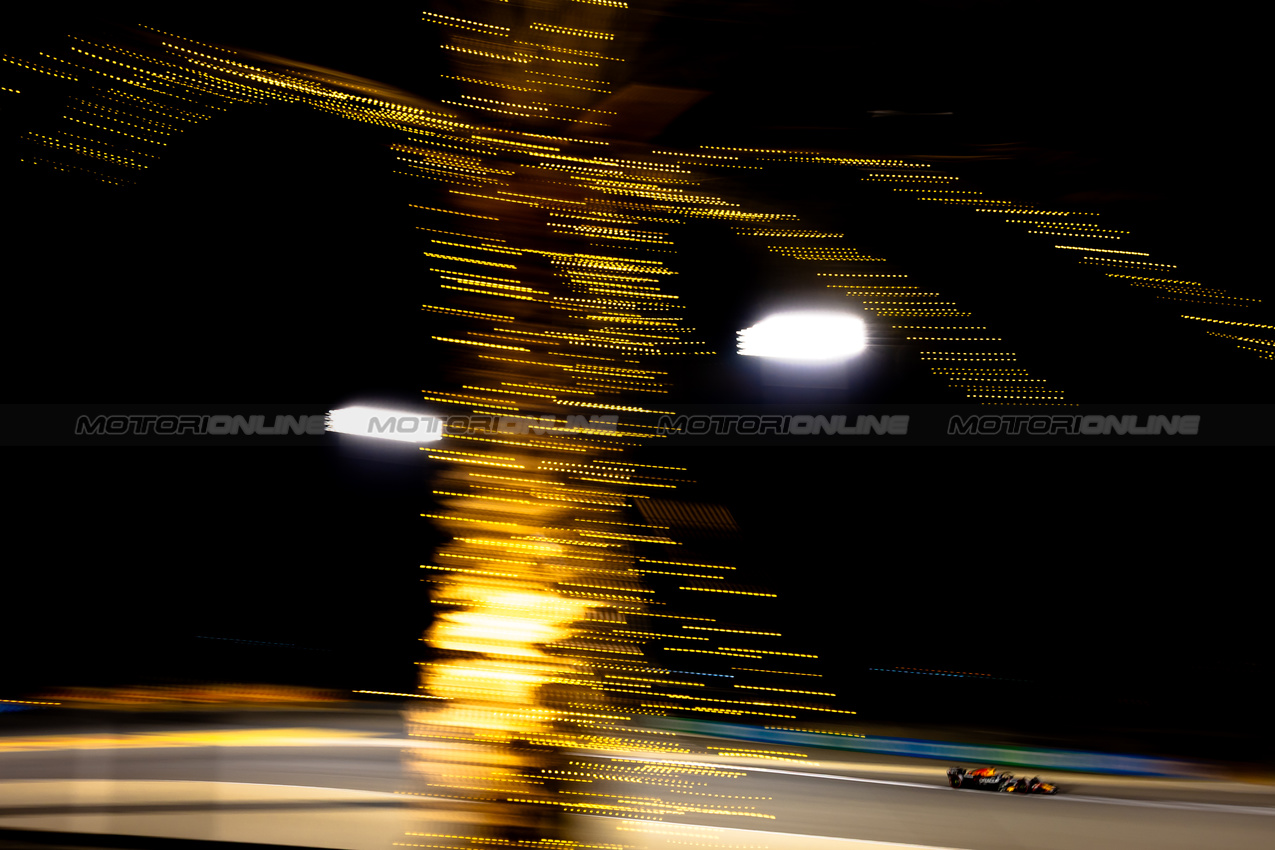 GP BAHRAIN, Max Verstappen (NLD) Red Bull Racing RB21.

12.04.2025. Formula 1 World Championship, Rd 4, Bahrain Grand Prix, Sakhir, Bahrain, Qualifiche Day.

- www.xpbimages.com, EMail: requests@xpbimages.com © Copyright: Bearne / XPB Images