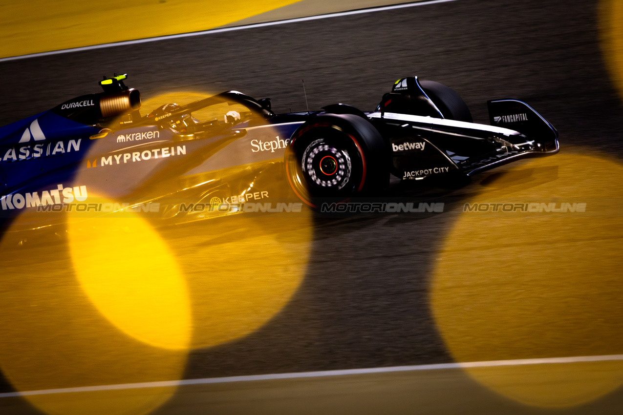 GP BAHRAIN, Carlos Sainz (ESP) Atlassian Williams Racing FW46.

12.04.2025. Formula 1 World Championship, Rd 4, Bahrain Grand Prix, Sakhir, Bahrain, Qualifiche Day.

- www.xpbimages.com, EMail: requests@xpbimages.com © Copyright: Bearne / XPB Images