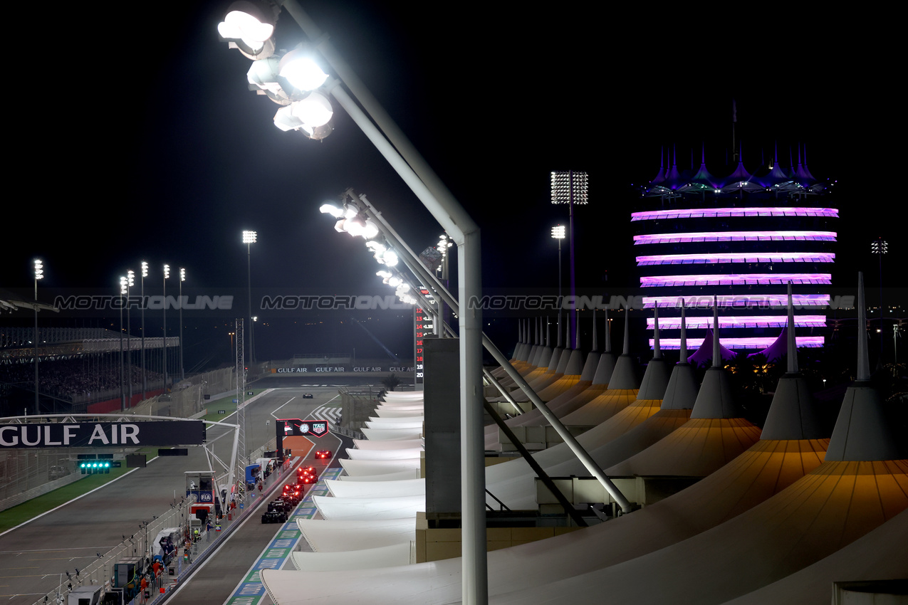 GP BAHRAIN, Cars at the end of the pit lane during qualifying.

12.04.2025. Formula 1 World Championship, Rd 4, Bahrain Grand Prix, Sakhir, Bahrain, Qualifiche Day.

 - www.xpbimages.com, EMail: requests@xpbimages.com © Copyright: Coates / XPB Images