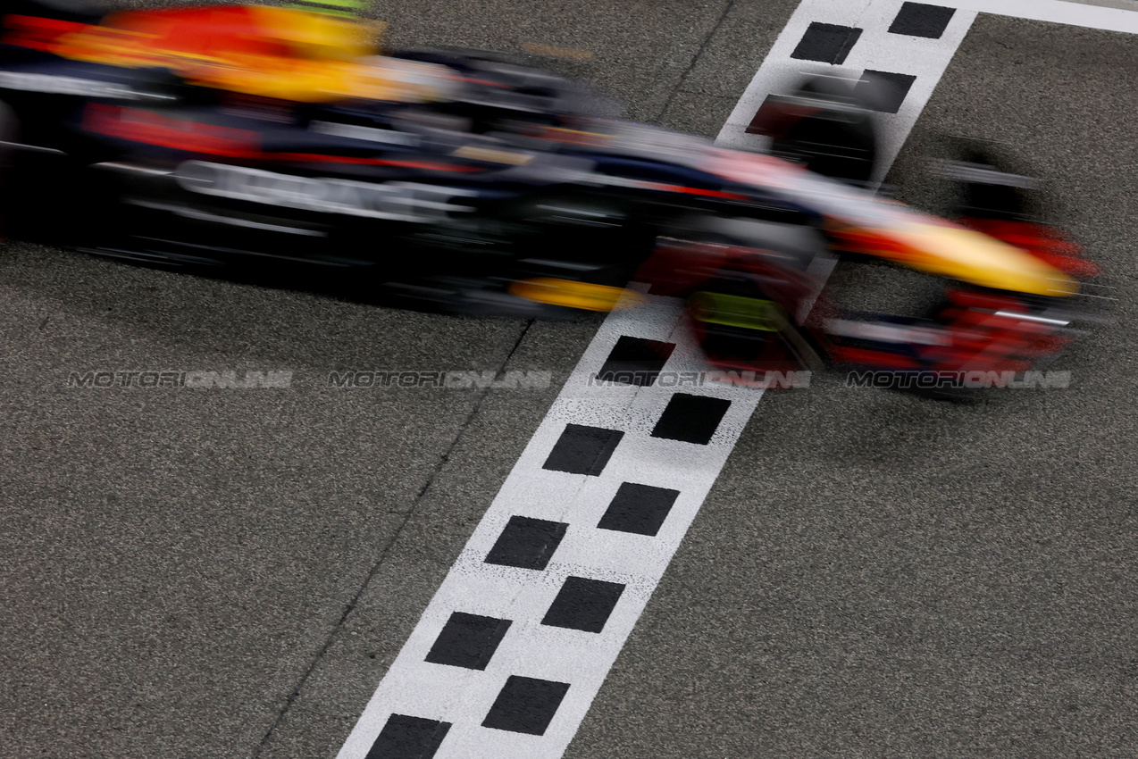 GP BAHRAIN, Yuki Tsunoda (JPN) Red Bull Racing RB21.

12.04.2025. Formula 1 World Championship, Rd 4, Bahrain Grand Prix, Sakhir, Bahrain, Qualifiche Day.

 - www.xpbimages.com, EMail: requests@xpbimages.com © Copyright: Coates / XPB Images