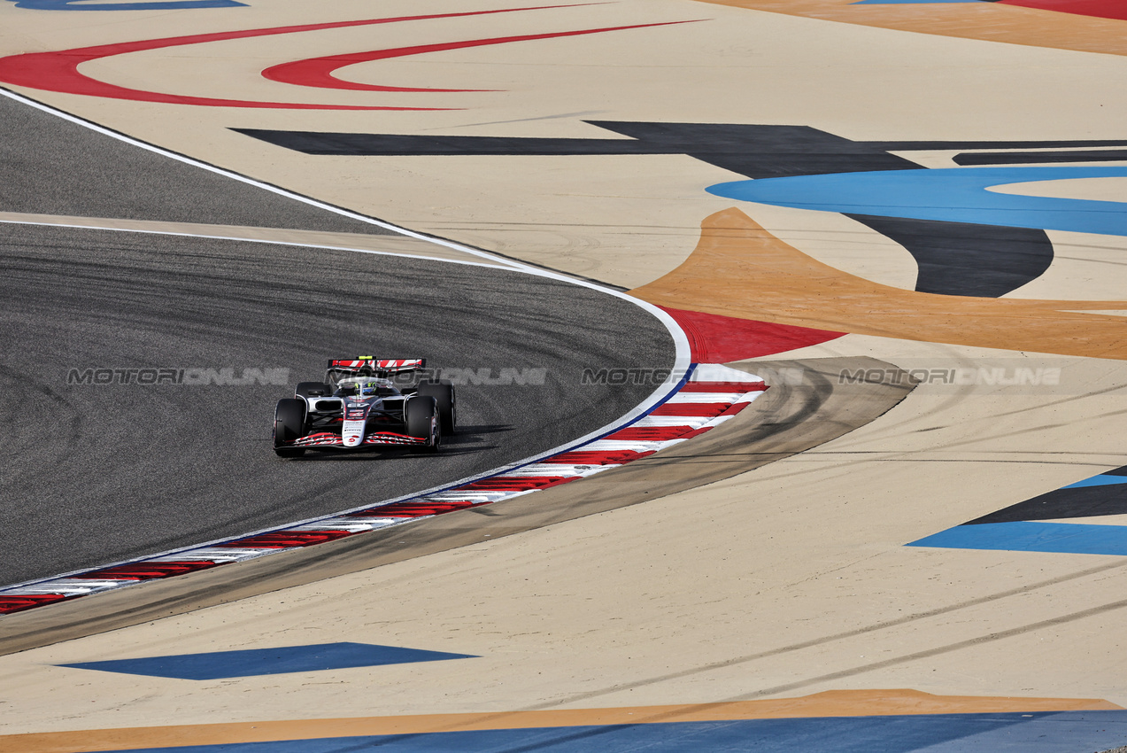 GP BAHRAIN, Oliver Bearman (GBR) Haas VF-25.

12.04.2025. Formula 1 World Championship, Rd 4, Bahrain Grand Prix, Sakhir, Bahrain, Qualifiche Day.

- www.xpbimages.com, EMail: requests@xpbimages.com © Copyright: Moy / XPB Images