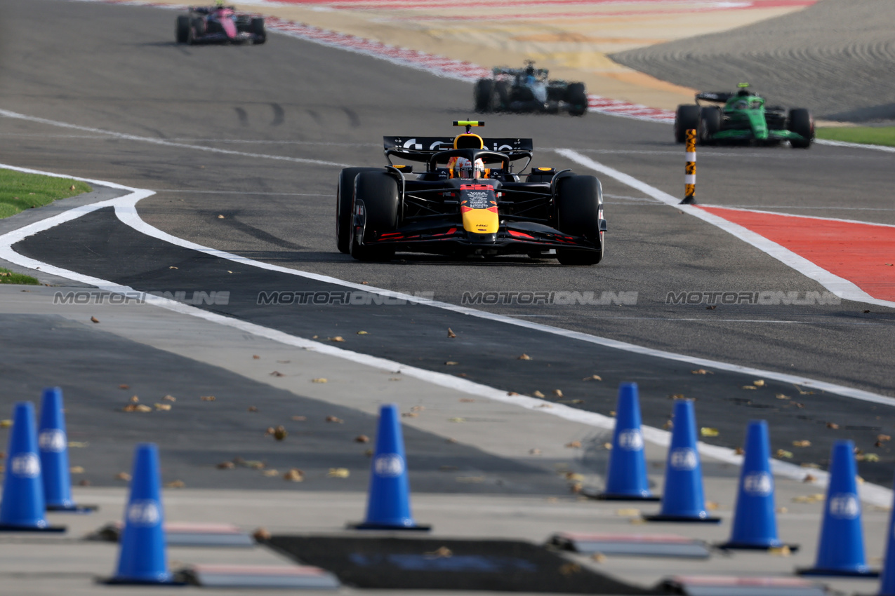 GP BAHRAIN, Yuki Tsunoda (JPN) Red Bull Racing RB21.

12.04.2025. Formula 1 World Championship, Rd 4, Bahrain Grand Prix, Sakhir, Bahrain, Qualifiche Day.

 - www.xpbimages.com, EMail: requests@xpbimages.com © Copyright: Coates / XPB Images