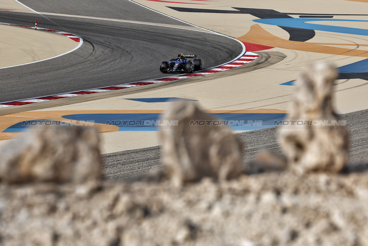 GP BAHRAIN, Carlos Sainz (ESP) Atlassian Williams Racing FW46.

12.04.2025. Formula 1 World Championship, Rd 4, Bahrain Grand Prix, Sakhir, Bahrain, Qualifiche Day.

- www.xpbimages.com, EMail: requests@xpbimages.com © Copyright: Moy / XPB Images