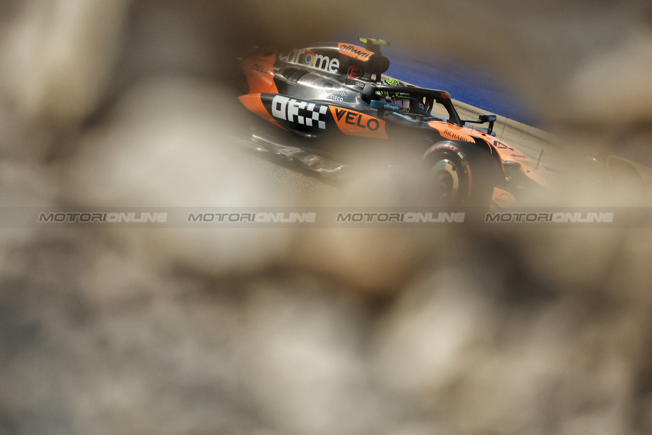 GP BAHRAIN, Lando Norris (GBR) McLaren MCL39.

12.04.2025. Formula 1 World Championship, Rd 4, Bahrain Grand Prix, Sakhir, Bahrain, Qualifiche Day.

- www.xpbimages.com, EMail: requests@xpbimages.com © Copyright: Bearne / XPB Images