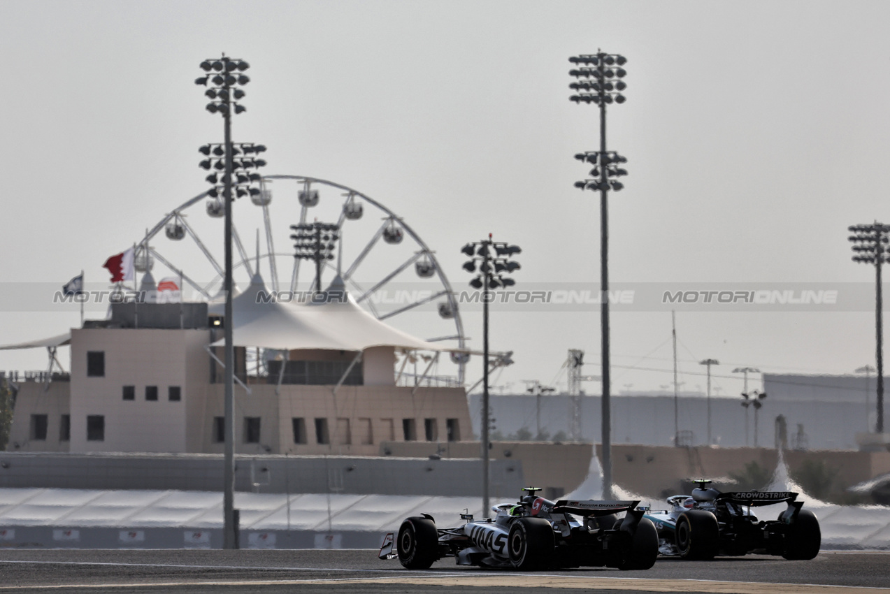 GP BAHRAIN, Oliver Bearman (GBR) Haas VF-25 e Andrea Kimi Antonelli (ITA) Mercedes AMG F1 W16.

12.04.2025. Formula 1 World Championship, Rd 4, Bahrain Grand Prix, Sakhir, Bahrain, Qualifiche Day.

- www.xpbimages.com, EMail: requests@xpbimages.com © Copyright: Moy / XPB Images