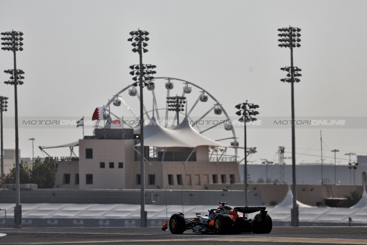 GP BAHRAIN, Oscar Piastri (AUS) McLaren MCL39.

12.04.2025. Formula 1 World Championship, Rd 4, Bahrain Grand Prix, Sakhir, Bahrain, Qualifiche Day.

- www.xpbimages.com, EMail: requests@xpbimages.com © Copyright: Moy / XPB Images
