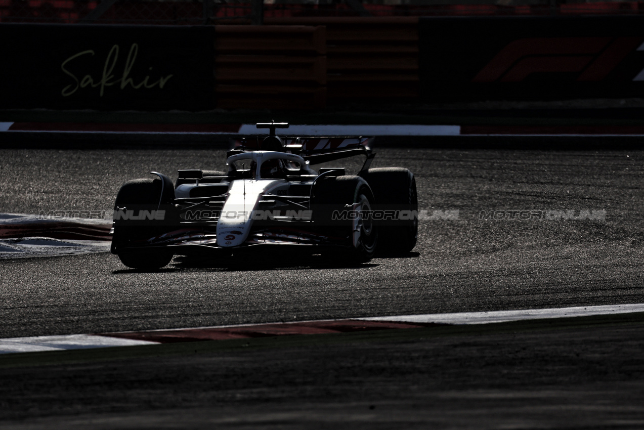 GP BAHRAIN, Esteban Ocon (FRA) Haas VF-25.

12.04.2025. Formula 1 World Championship, Rd 4, Bahrain Grand Prix, Sakhir, Bahrain, Qualifiche Day.

- www.xpbimages.com, EMail: requests@xpbimages.com © Copyright: Moy / XPB Images