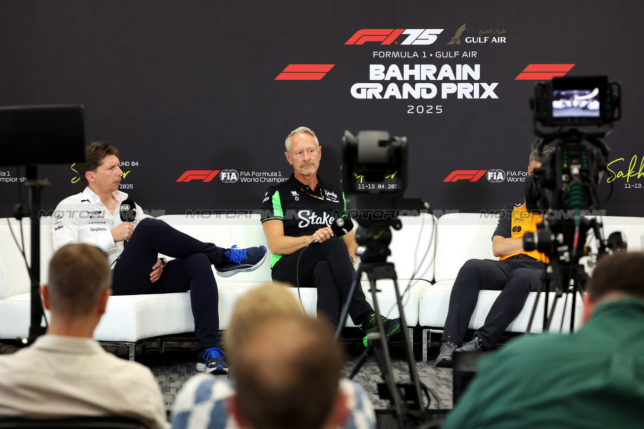 GP BAHRAIN, (L to R): James Vowles (GBR) Atlassian Williams Racing Team Principal; Jonathan Wheatley (GBR) Sauber Team Principal; e Andrea Stella (ITA) McLaren Team Principal, in the FIA Press Conference.

11.04.2025. Formula 1 World Championship, Rd 4, Bahrain Grand Prix, Sakhir, Bahrain, Practice Day

- www.xpbimages.com, EMail: requests@xpbimages.com © Copyright: Bearne / XPB Images