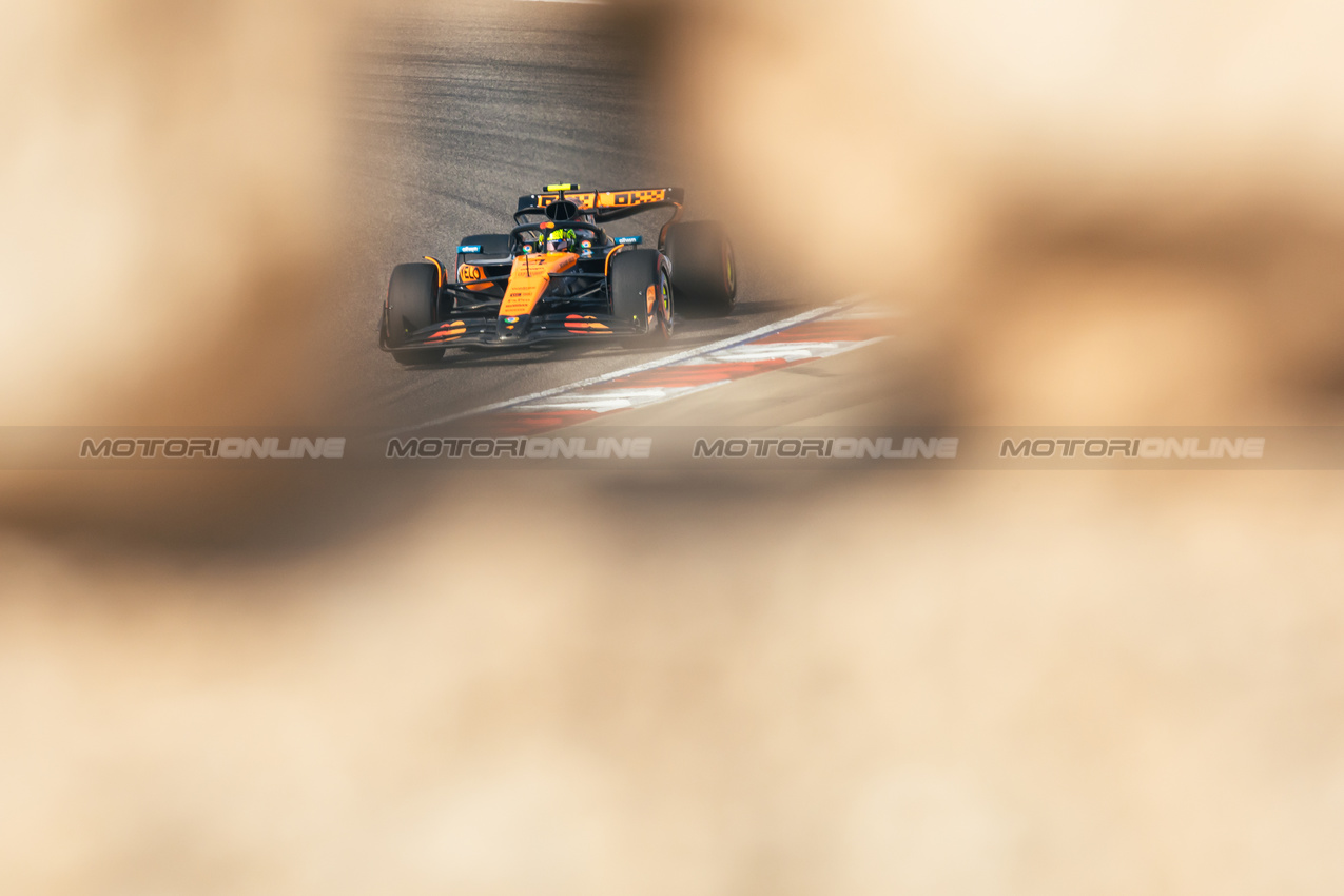 GP BAHRAIN, Lando Norris (GBR) McLaren MCL39.

11.04.2025. Formula 1 World Championship, Rd 4, Bahrain Grand Prix, Sakhir, Bahrain, Practice Day

- www.xpbimages.com, EMail: requests@xpbimages.com © Copyright: Bearne / XPB Images