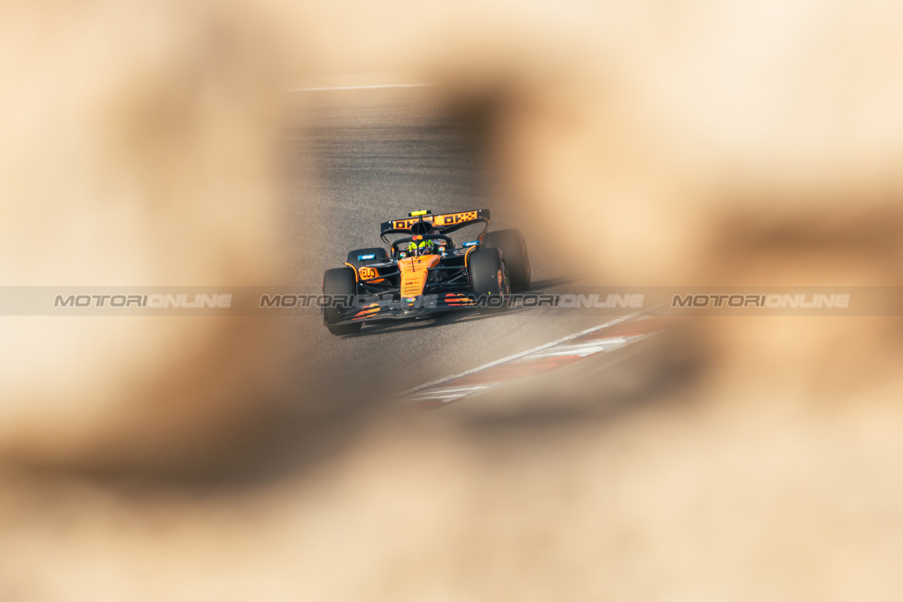 GP BAHRAIN, Lando Norris (GBR) McLaren MCL39.

11.04.2025. Formula 1 World Championship, Rd 4, Bahrain Grand Prix, Sakhir, Bahrain, Practice Day

- www.xpbimages.com, EMail: requests@xpbimages.com © Copyright: Bearne / XPB Images