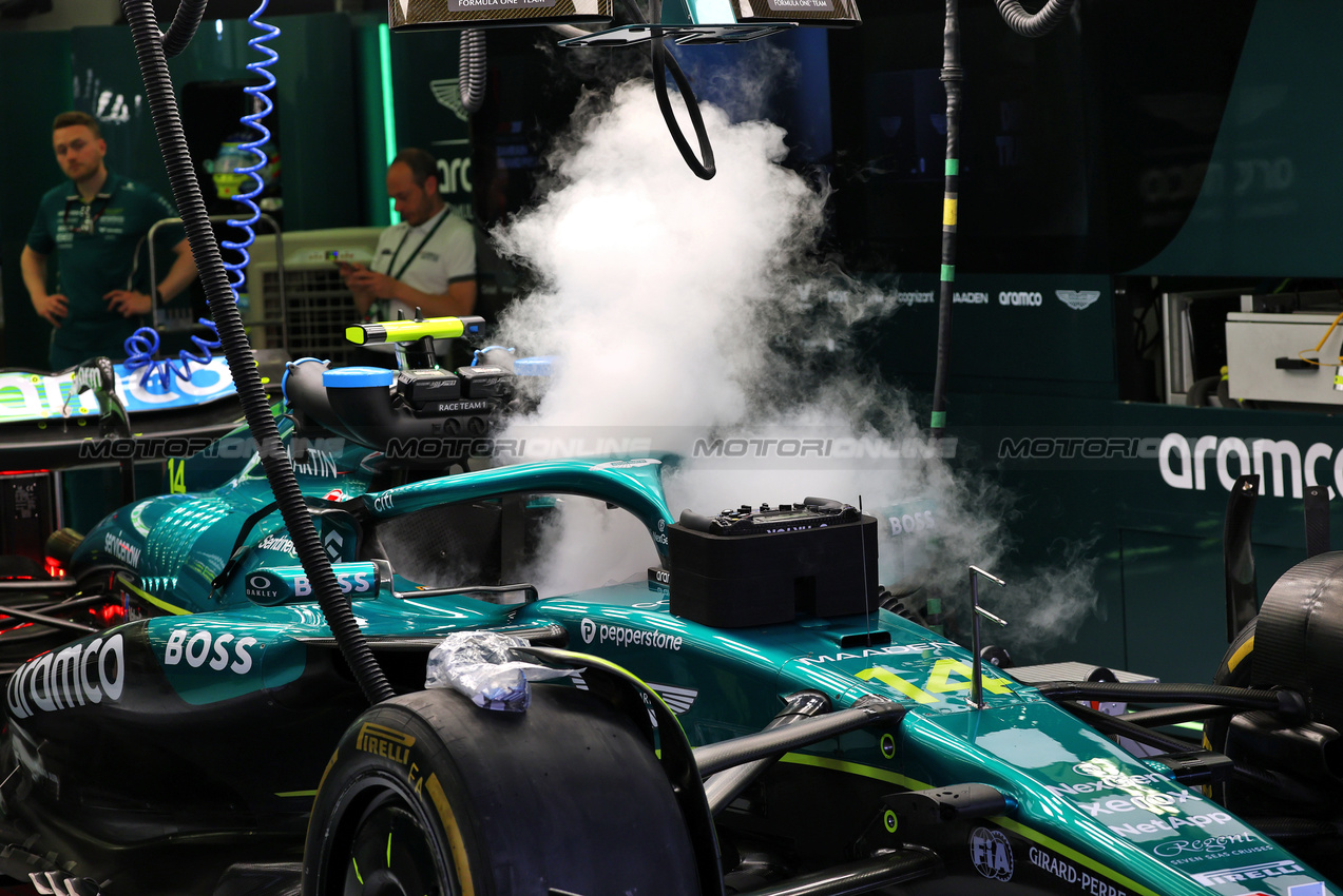 GP BAHRAIN, Aston Martin F1 Team AMR25 of Fernando Alonso (ESP) with dry ice in the cockpit.

11.04.2025. Formula 1 World Championship, Rd 4, Bahrain Grand Prix, Sakhir, Bahrain, Practice Day

- www.xpbimages.com, EMail: requests@xpbimages.com © Copyright: Batchelor / XPB Images