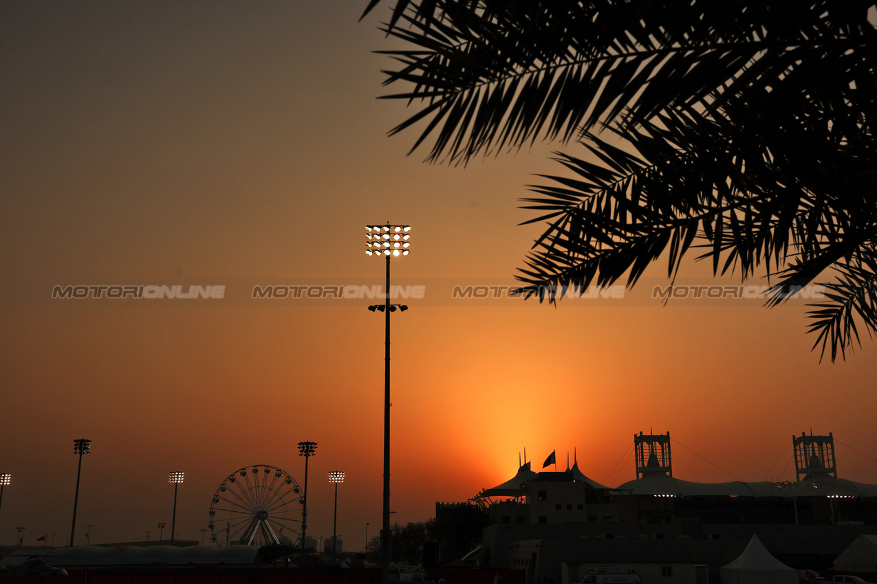 GP BAHRAIN, Circuit Atmosfera - sunset.

11.04.2025. Formula 1 World Championship, Rd 4, Bahrain Grand Prix, Sakhir, Bahrain, Practice Day

- www.xpbimages.com, EMail: requests@xpbimages.com © Copyright: Charniaux / XPB Images