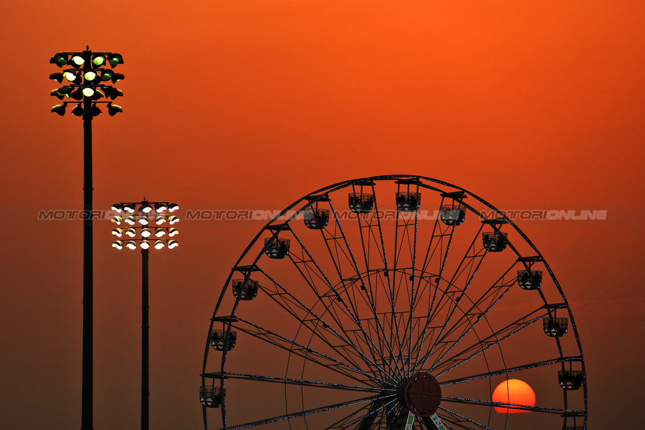 GP BAHRAIN, Circuit Atmosfera - sunset.

11.04.2025. Formula 1 World Championship, Rd 4, Bahrain Grand Prix, Sakhir, Bahrain, Practice Day

- www.xpbimages.com, EMail: requests@xpbimages.com © Copyright: Charniaux / XPB Images