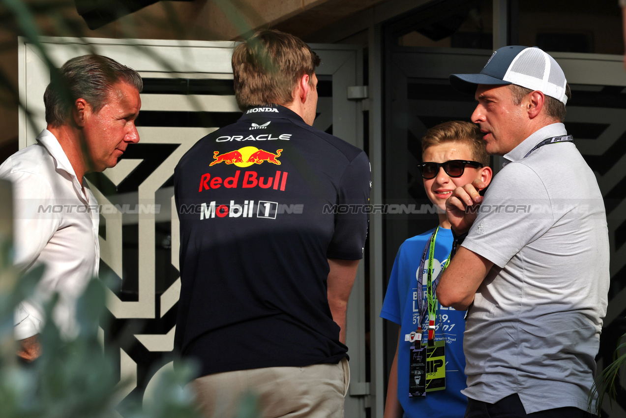 GP BAHRAIN, Max Verstappen (NLD) Red Bull Racing e Raymond Vermeulen (NLD) Driver Manager with guests.

11.04.2025. Formula 1 World Championship, Rd 4, Bahrain Grand Prix, Sakhir, Bahrain, Practice Day

- www.xpbimages.com, EMail: requests@xpbimages.com © Copyright: Moy / XPB Images