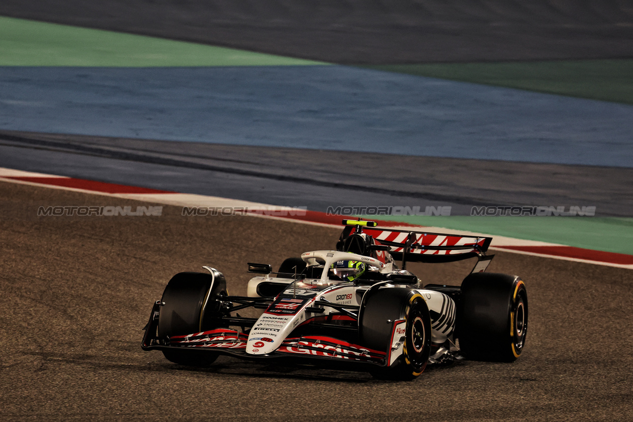 GP BAHRAIN, Oliver Bearman (GBR) Haas VF-25.

11.04.2025. Formula 1 World Championship, Rd 4, Bahrain Grand Prix, Sakhir, Bahrain, Practice Day

- www.xpbimages.com, EMail: requests@xpbimages.com © Copyright: Moy / XPB Images