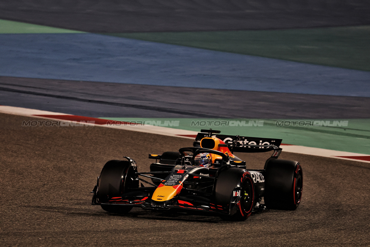 GP BAHRAIN, Max Verstappen (NLD) Red Bull Racing RB21.

11.04.2025. Formula 1 World Championship, Rd 4, Bahrain Grand Prix, Sakhir, Bahrain, Practice Day

- www.xpbimages.com, EMail: requests@xpbimages.com © Copyright: Moy / XPB Images