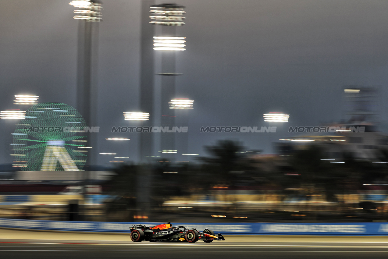 GP BAHRAIN, Max Verstappen (NLD) Red Bull Racing RB21.

11.04.2025. Formula 1 World Championship, Rd 4, Bahrain Grand Prix, Sakhir, Bahrain, Practice Day

- www.xpbimages.com, EMail: requests@xpbimages.com © Copyright: Bearne / XPB Images