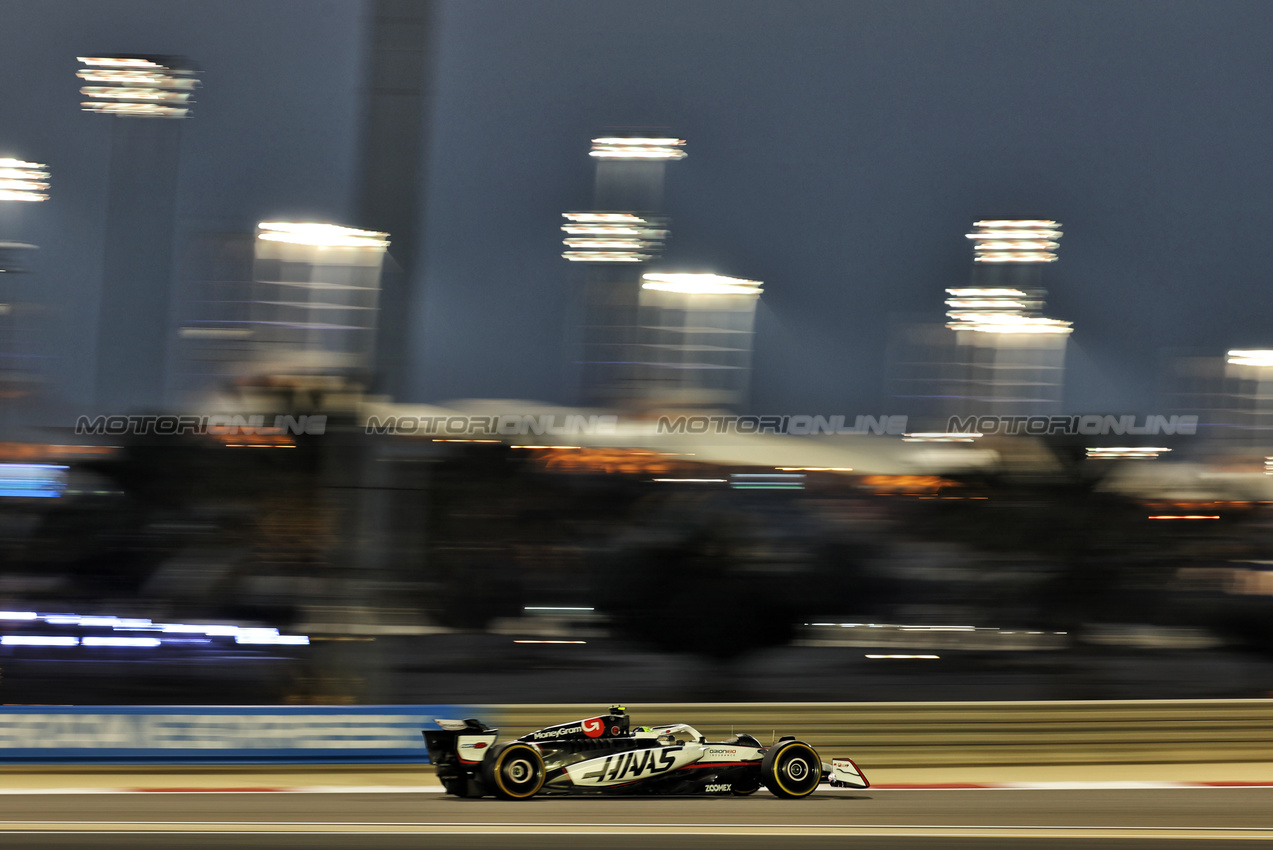 GP BAHRAIN, Oliver Bearman (GBR) Haas VF-25.

11.04.2025. Formula 1 World Championship, Rd 4, Bahrain Grand Prix, Sakhir, Bahrain, Practice Day

- www.xpbimages.com, EMail: requests@xpbimages.com © Copyright: Bearne / XPB Images