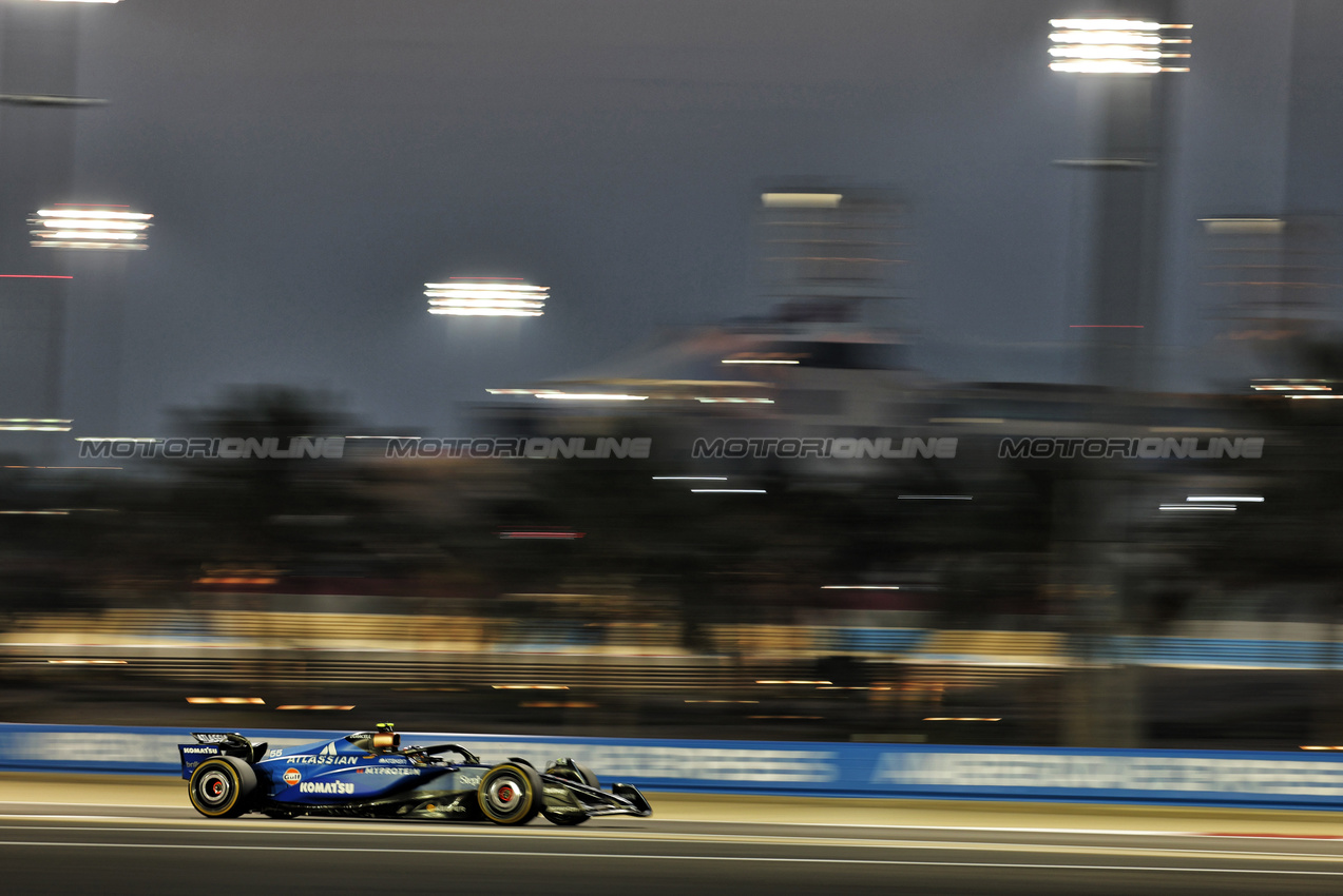GP BAHRAIN, Carlos Sainz (ESP) Atlassian Williams Racing FW46.

11.04.2025. Formula 1 World Championship, Rd 4, Bahrain Grand Prix, Sakhir, Bahrain, Practice Day

- www.xpbimages.com, EMail: requests@xpbimages.com © Copyright: Bearne / XPB Images