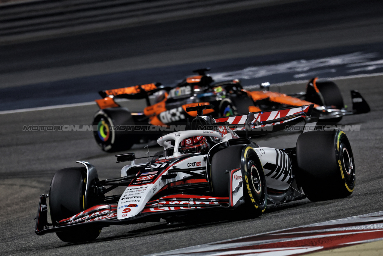 GP BAHRAIN, Esteban Ocon (FRA) Haas VF-25.

11.04.2025. Formula 1 World Championship, Rd 4, Bahrain Grand Prix, Sakhir, Bahrain, Practice Day

- www.xpbimages.com, EMail: requests@xpbimages.com © Copyright: Moy / XPB Images