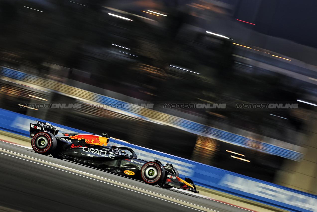 GP BAHRAIN, Max Verstappen (NLD) Red Bull Racing RB21.

11.04.2025. Formula 1 World Championship, Rd 4, Bahrain Grand Prix, Sakhir, Bahrain, Practice Day

- www.xpbimages.com, EMail: requests@xpbimages.com © Copyright: Bearne / XPB Images