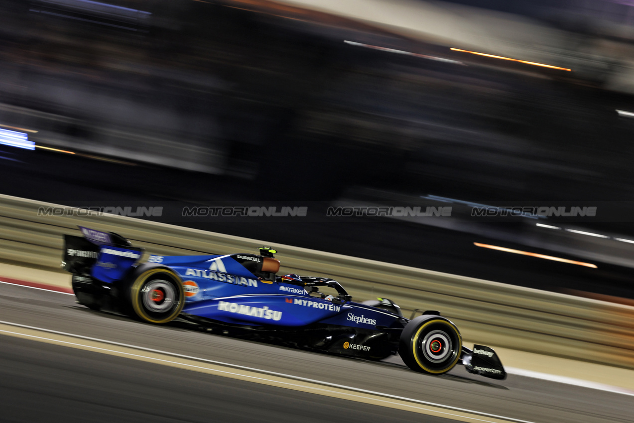 GP BAHRAIN, Carlos Sainz (ESP) Atlassian Williams Racing FW46.

11.04.2025. Formula 1 World Championship, Rd 4, Bahrain Grand Prix, Sakhir, Bahrain, Practice Day

- www.xpbimages.com, EMail: requests@xpbimages.com © Copyright: Bearne / XPB Images