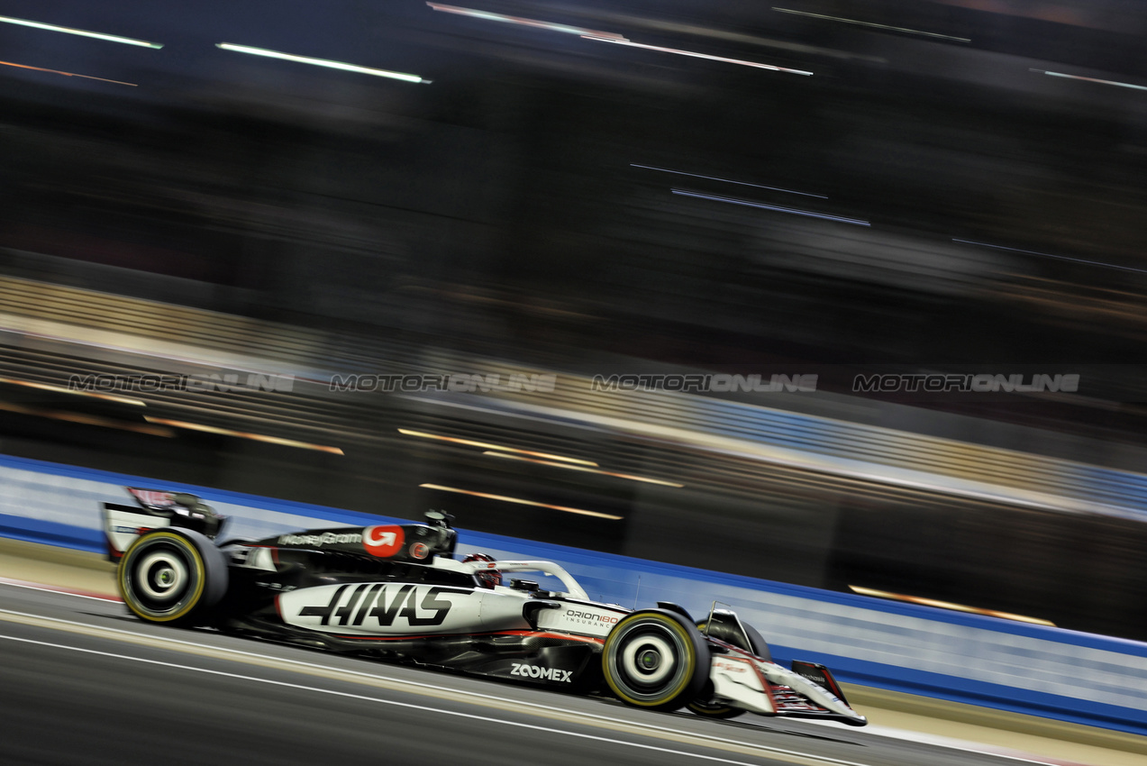GP BAHRAIN, Esteban Ocon (FRA) Haas VF-25.

11.04.2025. Formula 1 World Championship, Rd 4, Bahrain Grand Prix, Sakhir, Bahrain, Practice Day

- www.xpbimages.com, EMail: requests@xpbimages.com © Copyright: Bearne / XPB Images