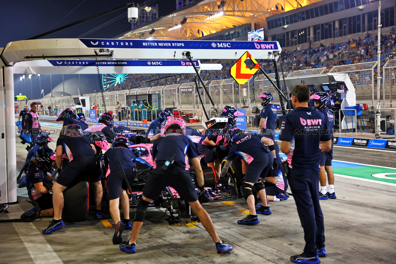 GP BAHRAIN, Pierre Gasly (FRA) Alpine F1 Team A525 practices a pit stop.

11.04.2025. Formula 1 World Championship, Rd 4, Bahrain Grand Prix, Sakhir, Bahrain, Practice Day

- www.xpbimages.com, EMail: requests@xpbimages.com © Copyright: Batchelor / XPB Images