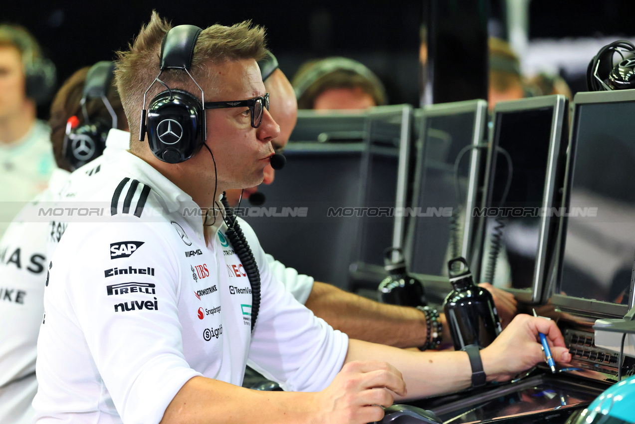 GP BAHRAIN, Peter Bonnington (GBR) Mercedes AMG F1 Gara Engineer.

11.04.2025. Formula 1 World Championship, Rd 4, Bahrain Grand Prix, Sakhir, Bahrain, Practice Day

- www.xpbimages.com, EMail: requests@xpbimages.com © Copyright: Batchelor / XPB Images