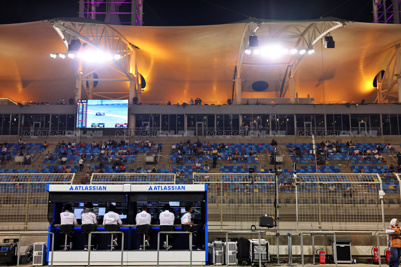 GP BAHRAIN, Atlassian Williams Racing pit gantry.

11.04.2025. Formula 1 World Championship, Rd 4, Bahrain Grand Prix, Sakhir, Bahrain, Practice Day

- www.xpbimages.com, EMail: requests@xpbimages.com © Copyright: Batchelor / XPB Images