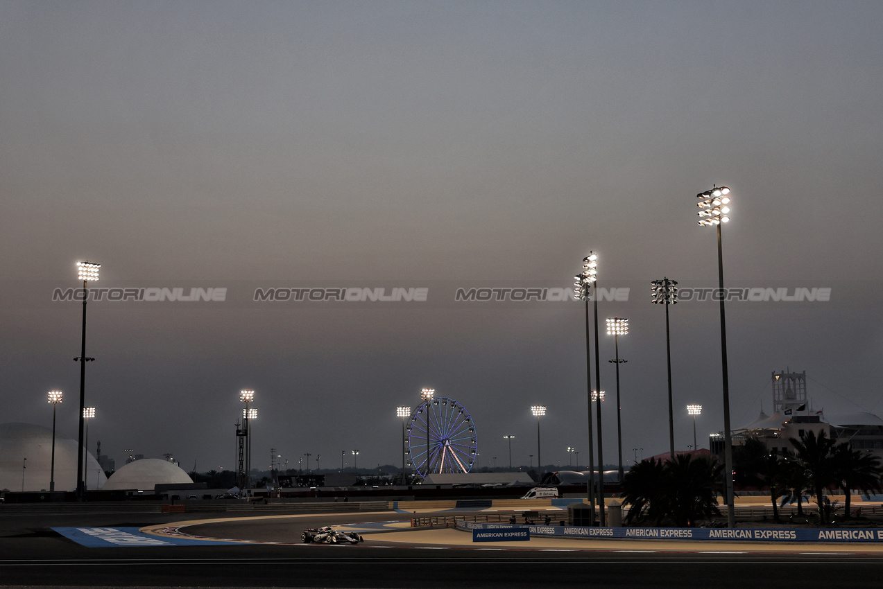 GP BAHRAIN, Oliver Bearman (GBR) Haas VF-25.

11.04.2025. Formula 1 World Championship, Rd 4, Bahrain Grand Prix, Sakhir, Bahrain, Practice Day

- www.xpbimages.com, EMail: requests@xpbimages.com © Copyright: Bearne / XPB Images
