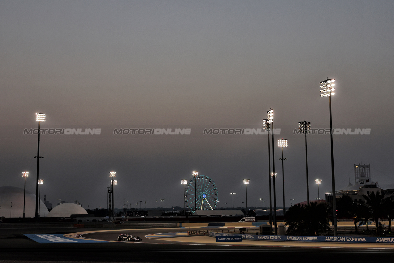 GP BAHRAIN, Esteban Ocon (FRA) Haas VF-25.

11.04.2025. Formula 1 World Championship, Rd 4, Bahrain Grand Prix, Sakhir, Bahrain, Practice Day

- www.xpbimages.com, EMail: requests@xpbimages.com © Copyright: Bearne / XPB Images