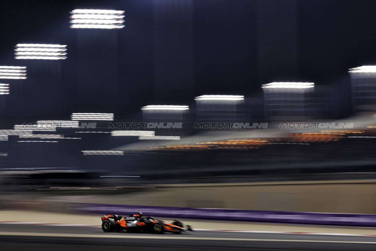 GP BAHRAIN, Oscar Piastri (AUS) McLaren MCL39.

11.04.2025. Formula 1 World Championship, Rd 4, Bahrain Grand Prix, Sakhir, Bahrain, Practice Day

- www.xpbimages.com, EMail: requests@xpbimages.com © Copyright: Moy / XPB Images
