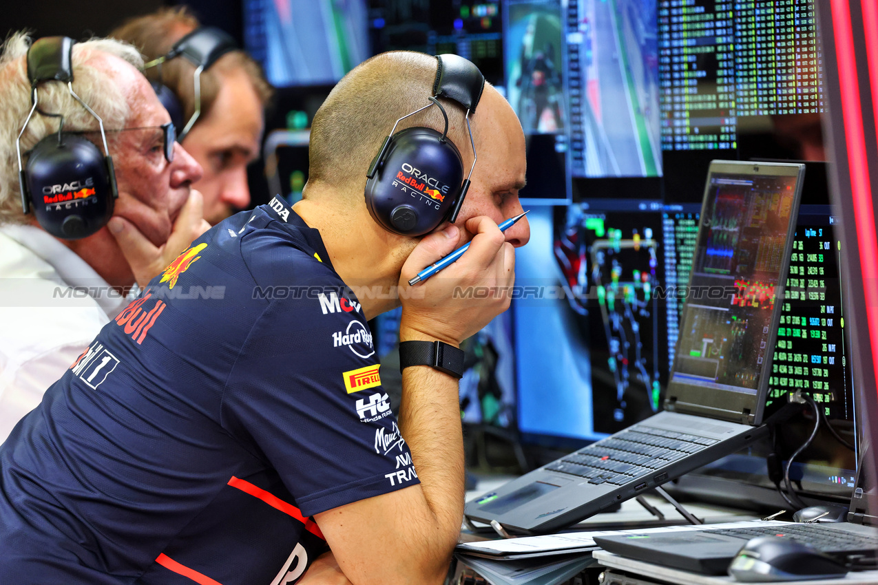 GP BAHRAIN, Gianpiero Lambiase (ITA) Red Bull Racing Head of Racing.

11.04.2025. Formula 1 World Championship, Rd 4, Bahrain Grand Prix, Sakhir, Bahrain, Practice Day

- www.xpbimages.com, EMail: requests@xpbimages.com © Copyright: Batchelor / XPB Images
