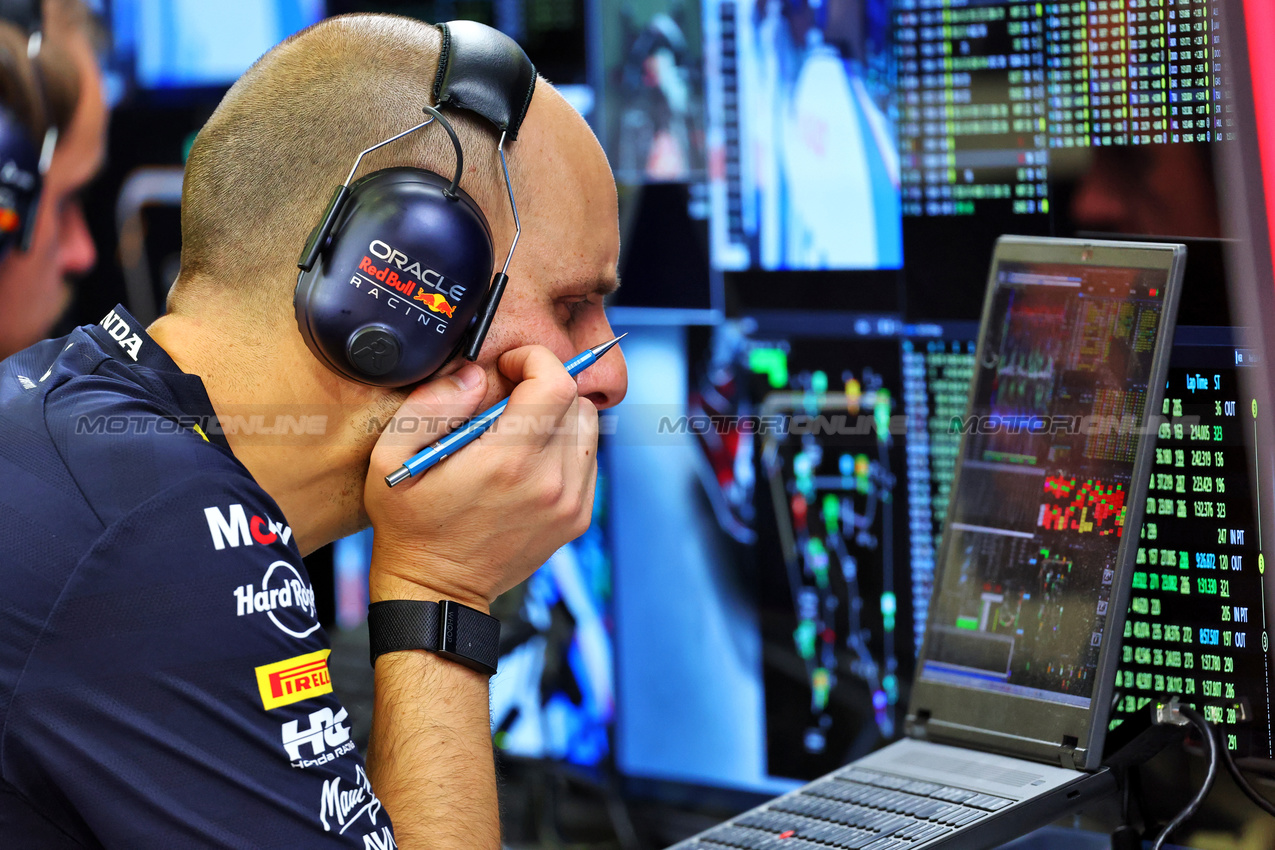 GP BAHRAIN, Gianpiero Lambiase (ITA) Red Bull Racing Head of Racing.

11.04.2025. Formula 1 World Championship, Rd 4, Bahrain Grand Prix, Sakhir, Bahrain, Practice Day

- www.xpbimages.com, EMail: requests@xpbimages.com © Copyright: Batchelor / XPB Images