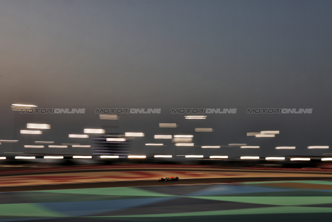 GP BAHRAIN, Max Verstappen (NLD) Red Bull Racing RB21.

11.04.2025. Formula 1 World Championship, Rd 4, Bahrain Grand Prix, Sakhir, Bahrain, Practice Day

- www.xpbimages.com, EMail: requests@xpbimages.com © Copyright: Moy / XPB Images
