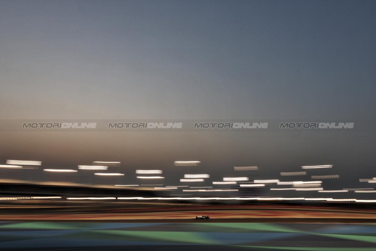 GP BAHRAIN, Oliver Bearman (GBR) Haas VF-25.

11.04.2025. Formula 1 World Championship, Rd 4, Bahrain Grand Prix, Sakhir, Bahrain, Practice Day

- www.xpbimages.com, EMail: requests@xpbimages.com © Copyright: Moy / XPB Images