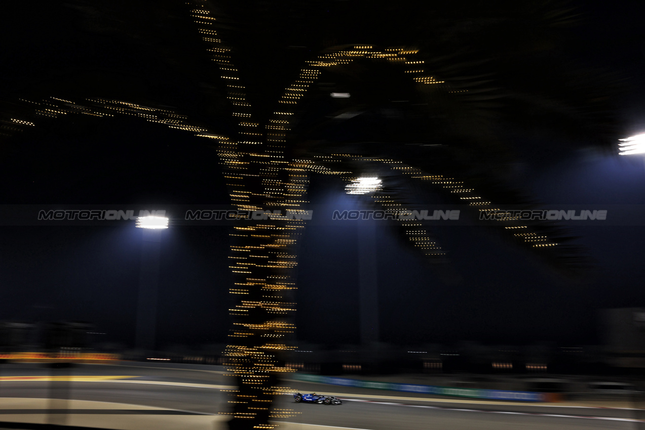 GP BAHRAIN, Carlos Sainz (ESP) Atlassian Williams Racing FW46.

11.04.2025. Formula 1 World Championship, Rd 4, Bahrain Grand Prix, Sakhir, Bahrain, Practice Day

- www.xpbimages.com, EMail: requests@xpbimages.com © Copyright: Moy / XPB Images