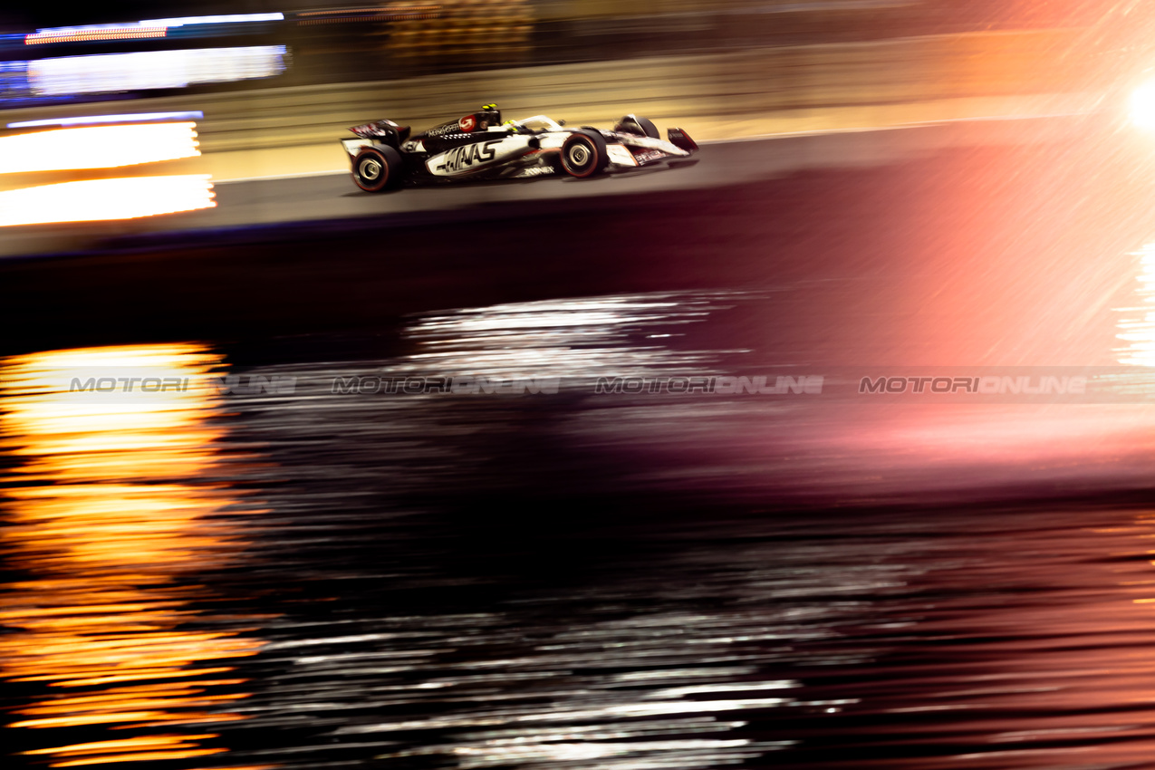 GP BAHRAIN, Oliver Bearman (GBR) Haas VF-25.

11.04.2025. Formula 1 World Championship, Rd 4, Bahrain Grand Prix, Sakhir, Bahrain, Practice Day

- www.xpbimages.com, EMail: requests@xpbimages.com © Copyright: Bearne / XPB Images