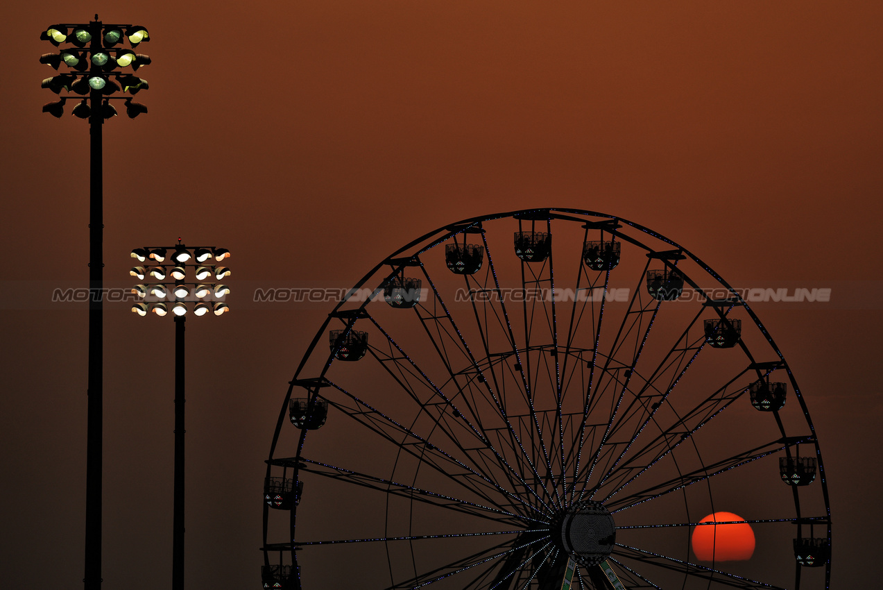 GP BAHRAIN, Circuit Atmosfera - sunset.

11.04.2025. Formula 1 World Championship, Rd 4, Bahrain Grand Prix, Sakhir, Bahrain, Practice Day

- www.xpbimages.com, EMail: requests@xpbimages.com © Copyright: Charniaux / XPB Images