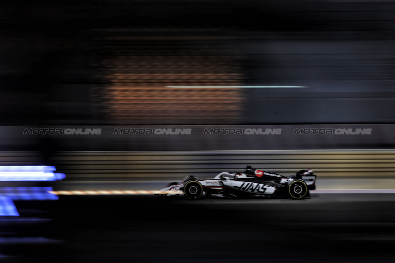 GP BAHRAIN, Esteban Ocon (FRA) Haas VF-25.

11.04.2025. Formula 1 World Championship, Rd 4, Bahrain Grand Prix, Sakhir, Bahrain, Practice Day

- www.xpbimages.com, EMail: requests@xpbimages.com © Copyright: Charniaux / XPB Images