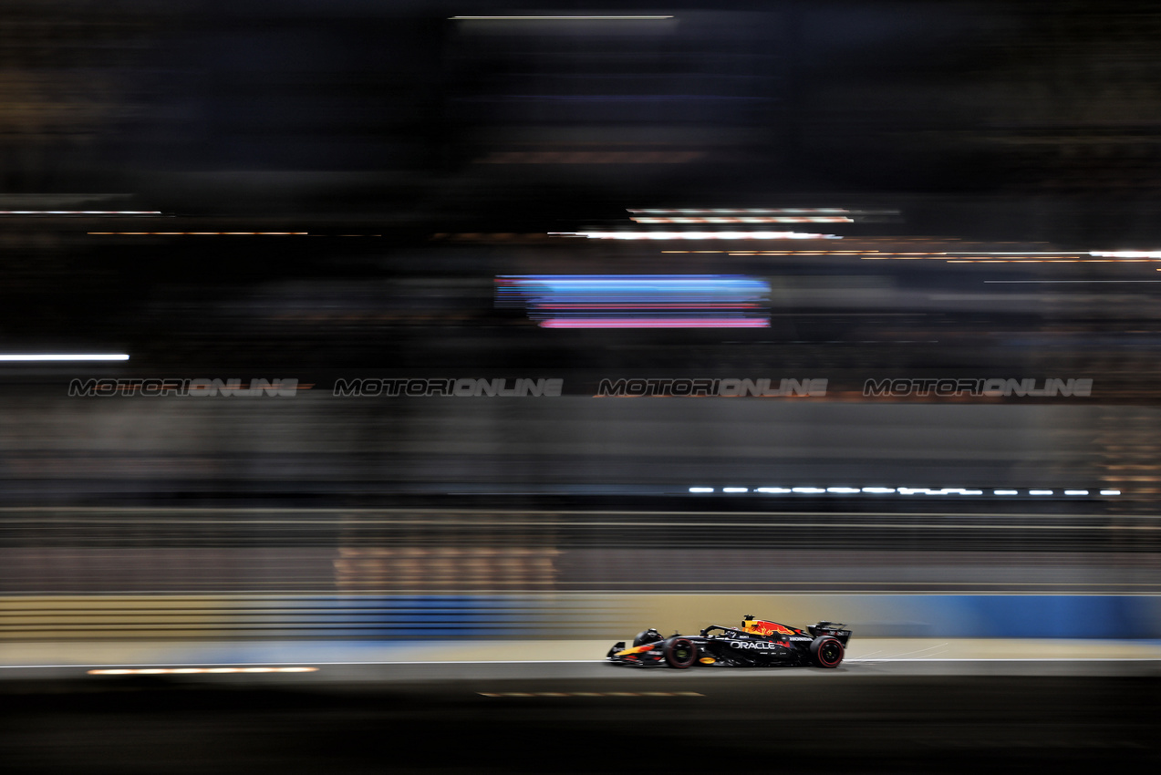 GP BAHRAIN, Max Verstappen (NLD) Red Bull Racing RB21.

11.04.2025. Formula 1 World Championship, Rd 4, Bahrain Grand Prix, Sakhir, Bahrain, Practice Day

- www.xpbimages.com, EMail: requests@xpbimages.com © Copyright: Charniaux / XPB Images